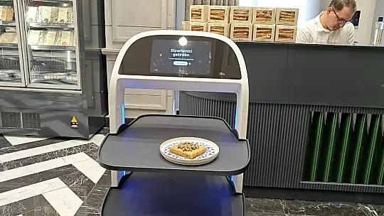 Kayseri'nin lezzetlerini sofralara robot taşıyor