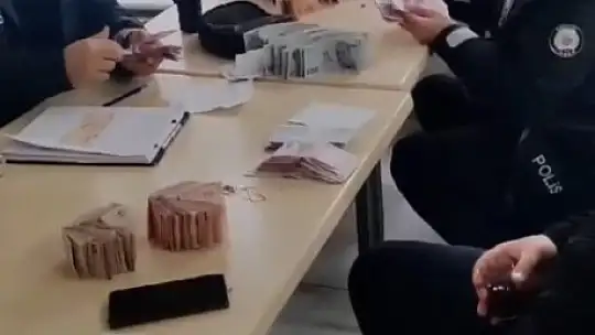 Kayseri polisi, bulduğu yüklü miktarda para dolu çantayı sahibine teslim etti