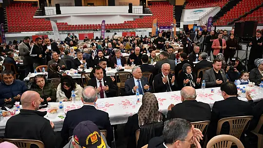 Kayseri protokolü, ilk iftarı şehit aileleriyle açtı