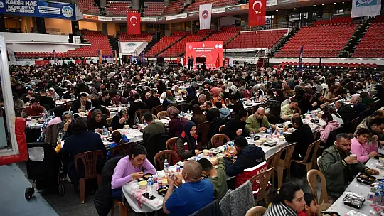 Kayseri protokolü, ilk iftarı şehit aileleriyle açtı