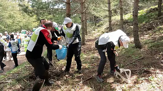 Kayseri protokolü yangınlara karşı ormanda temizlik yaptı
