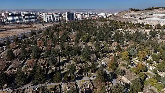 Kayseri Şehir Mezarlığı'nda sonbahar