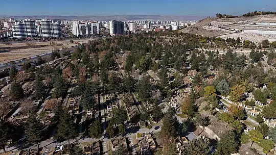 Kayseri Şehir Mezarlığı'nda sonbahar