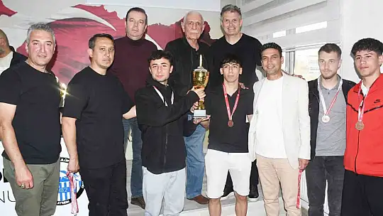 Kayseri Süper U-18 Ligi şampiyonları kupalarını aldı