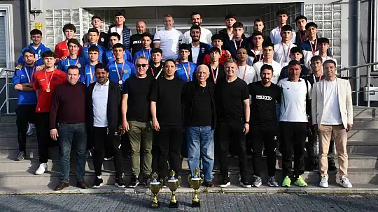 Kayseri Süper U-18 Ligi şampiyonları kupalarını aldı
