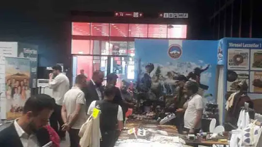 Kayserili Ebru sanatçısı, memleketini Avrupa'da temsil etti