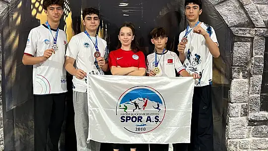 Kayserili minik Kick Boks sporcuları 4 madalya ile döndü