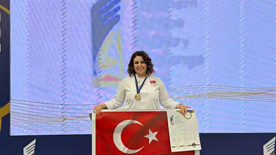 Kayserili pasta şefi Yunanistan'da Türk bayrağını dalgalandırdı