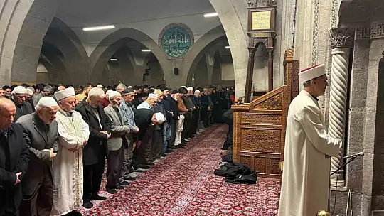 Kayserili vatandaşlar Berat Kandilinde ellerini semaya açtı