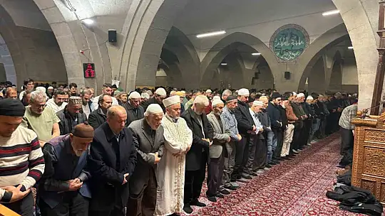 Kayserili vatandaşlar Berat Kandilinde ellerini semaya açtı