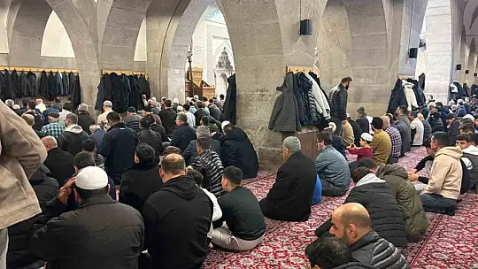 Kayserili vatandaşlar Berat Kandilinde ellerini semaya açtı