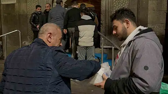 Kayserili vatandaşlar Berat Kandilinde ellerini semaya açtı