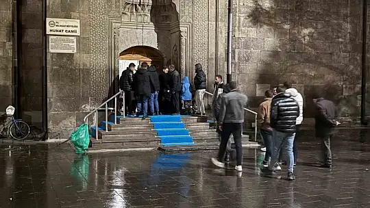 Kayserili vatandaşlar Berat Kandilinde ellerini semaya açtı