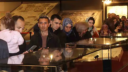 Kayserililer iftarın ardından 'Kutsal Emanetler'e koştu