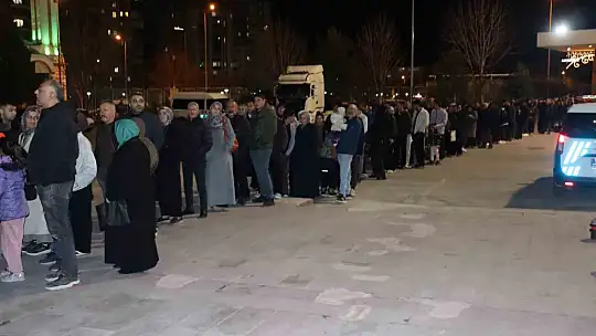 Kayserililer iftarın ardından 'Kutsal Emanetler'e koştu