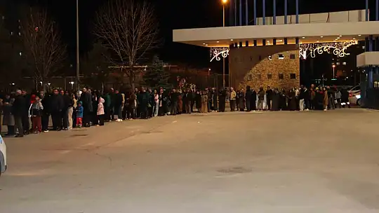 Kayserililer iftarın ardından 'Kutsal Emanetler'e koştu