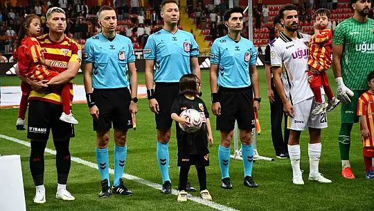 Kayserispor-İstanbulspor maçı seramonisinde Down sendromlu minik kalpler vardı