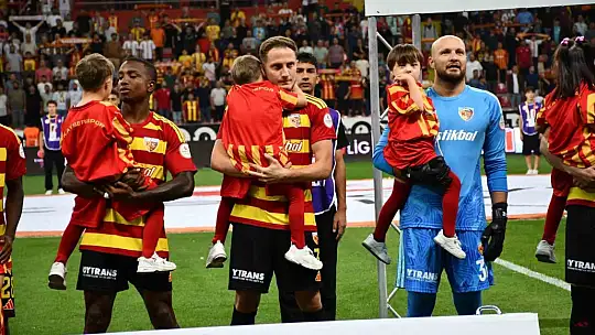 Kayserispor-İstanbulspor maçı seramonisinde Down sendromlu minik kalpler vardı