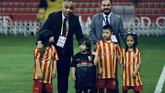 Kayserispor-İstanbulspor maçı seramonisinde Down sendromlu minik kalpler vardı