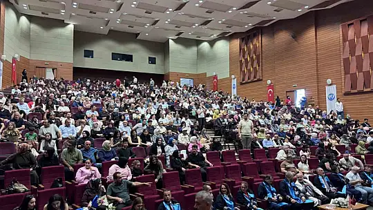 KAYÜ Uygulamalı Bilimler Fakültesi'nde mezuniyet sevinci