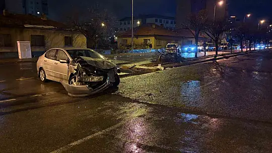 Kaza savrulan otomobil ağacı ikiye böldü: 4 yaralı