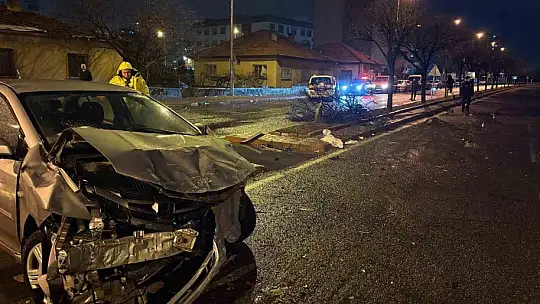 Kaza savrulan otomobil ağacı ikiye böldü: 4 yaralı