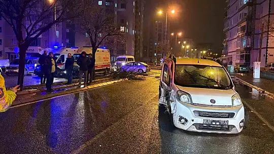 Kaza savrulan otomobil ağacı ikiye böldü: 4 yaralı