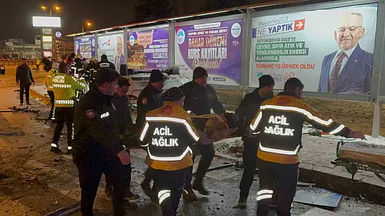 Kaza sonrası alev alan otomobilde can pazarı: 2'si ağır 3 yaralı