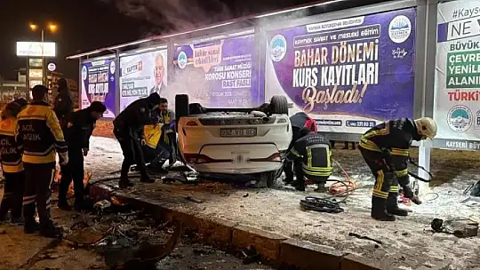 Kaza sonrası alev alan otomobilde can pazarı: 2'si ağır 3 yaralı