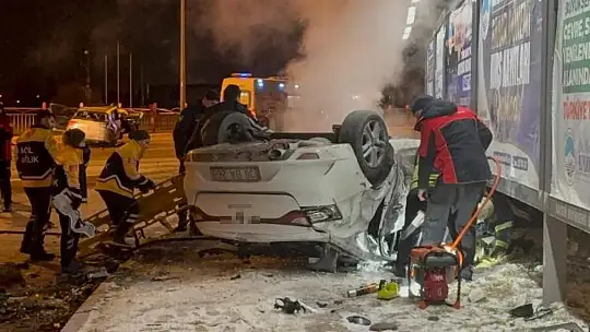 Kaza sonrası alev alan otomobilde can pazarı: 2'si ağır 3 yaralı