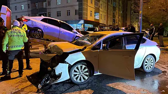 Kaza sonrası sürücü kaçtı, yakını yerine geçmeye çalıştı