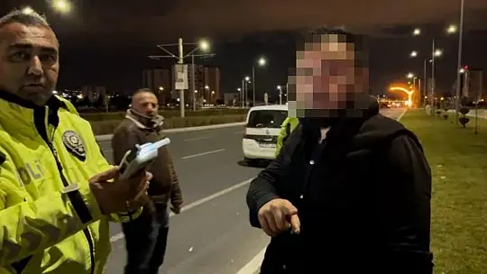 Kaza yapan alkollü sürücü, 'Gazeteci çekerse üflemem' diyerek, ekiplere zorluk çıkardı