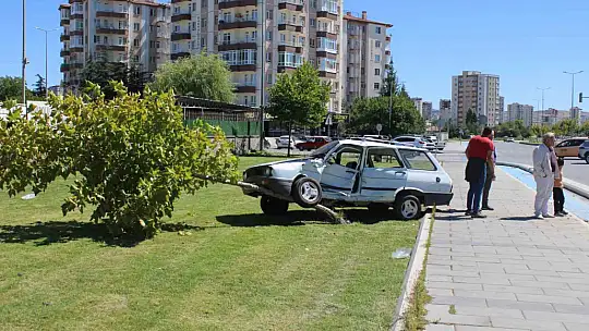 Kaza yapan otomobil ağacı kırarak üzerine çıktı: 2 yaralı