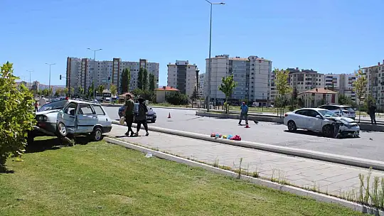 Kaza yapan otomobil ağacı kırarak üzerine çıktı: 2 yaralı