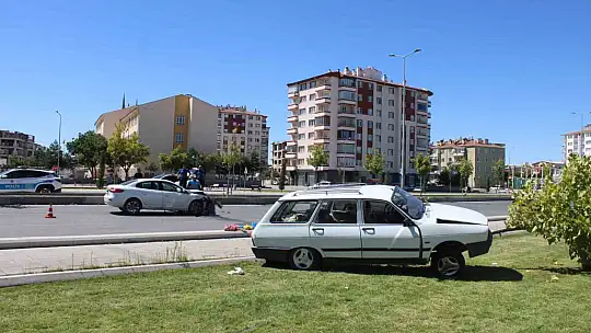 Kaza yapan otomobil ağacı kırarak üzerine çıktı: 2 yaralı