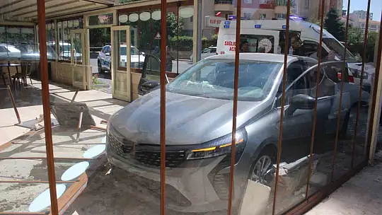 Kaza yapan otomobil fırına girdi