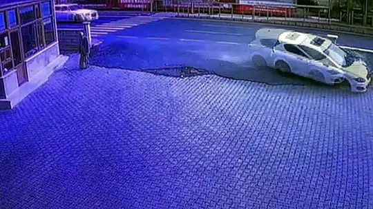 Kaza yapan otomobil iş yeri duvarına girdi, yaşlı adam kıl payı kurtuldu