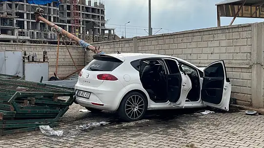Kaza yapan otomobil iş yeri duvarına girdi, yaşlı adam kıl payı kurtuldu