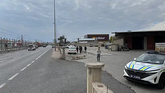 Kaza yapan otomobil iş yeri duvarına girdi, yaşlı adam kıl payı kurtuldu