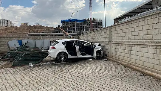 Kaza yapan otomobil iş yeri duvarına girdi, yaşlı adam kıl payı kurtuldu