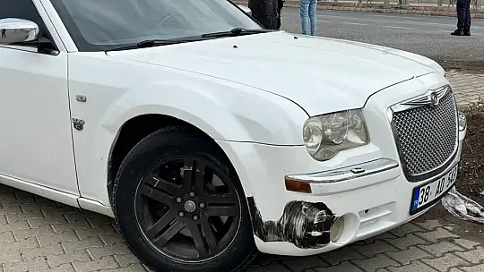 Kaza yapan otomobil iş yeri duvarına girdi, yaşlı adam kıl payı kurtuldu
