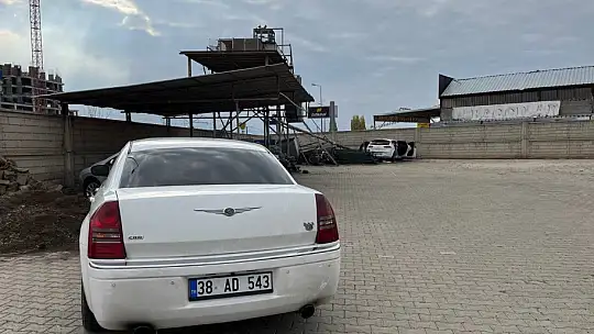 Kaza yapan otomobil iş yeri duvarına girdi, yaşlı adam kıl payı kurtuldu