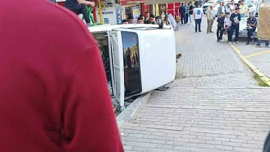 Kaza yapan otomobil yan yattı: 1 yaralı