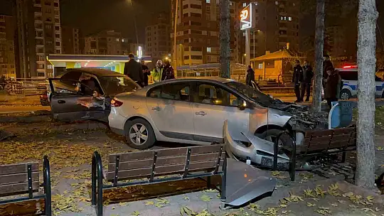 Kaza yapan otomobiller cami bahçesine girdi