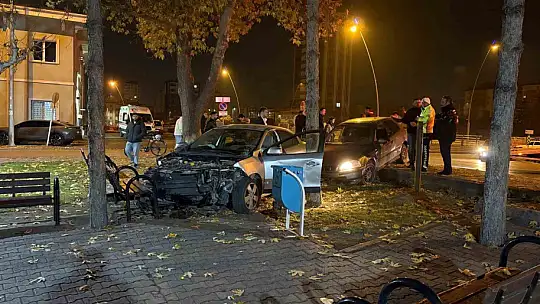 Kaza yapan otomobiller cami bahçesine girdi