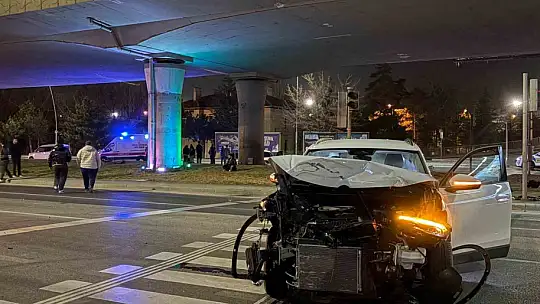 Kaza yapan sürücünün yakını sinir krizi geçirdi