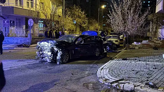 Kazada savrulan otomobil duvarı yıktı: 1'i ağır 5 yaralı