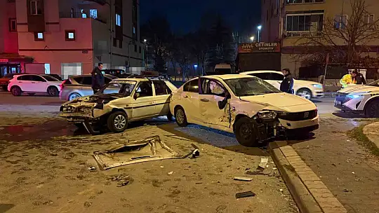 Kazada savrulan otomobil kaldırımdaki yayalara çarptı: 4 yaralı