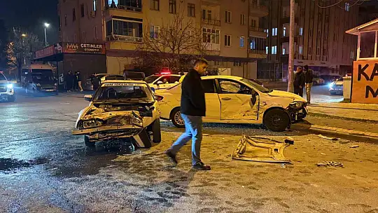 Kazada savrulan otomobil kaldırımdaki yayalara çarptı: 4 yaralı