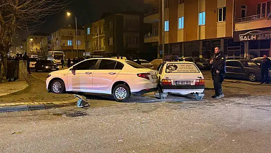 Kazada savrulan otomobil kaldırımdaki yayalara çarptı: 4 yaralı